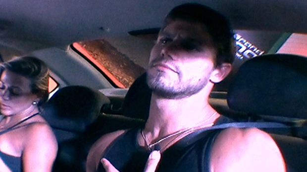 Jonas permanece inquieto dentro do carro e reclama de dores no ombro, durante a segunda parte da prova do líder, em 22/03/2012