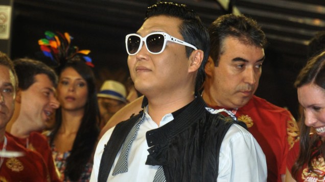 Cantor sul-coreano Psy assiste ao desfile das escolas de samba do grupo A do Rio, na Marquês de Sapucaí