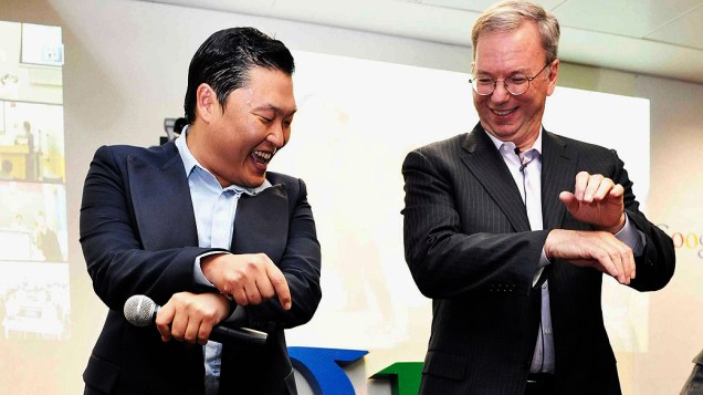 O cantor sul-coreano Psy e o diretor executivo do Google, Eric Schmidt, dançam juntos durante encontro com funcionários do escritório do Google na Coreia do Sul, em Seul