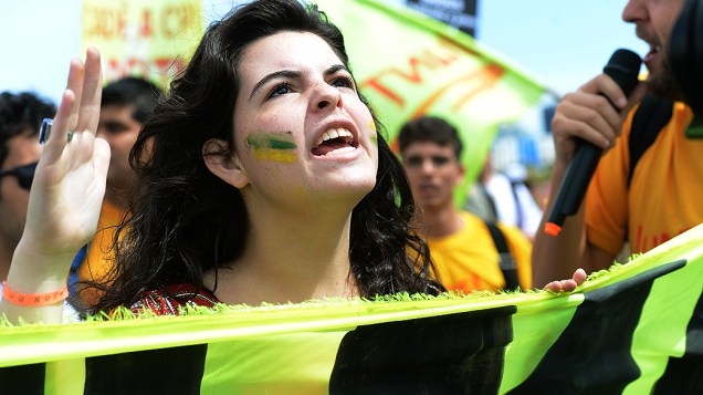 Brasília - Manifestantes protestam durante desfile de 7 de Setembro em Brasília