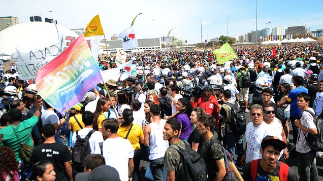 Brasília - Manifestantes protestam durante desfile de 7 de Setembro em Brasília