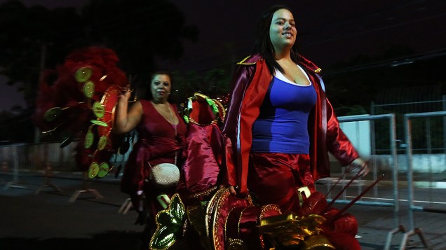 Integrantes das escolas de samba chegam para os desfiles do Grupo Especial paulistano, na  noite desta sexta-feira (13) no Sambódromo do Anhembi, na Zona Norte de São Paulo