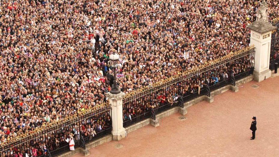 Multidão em frente ao Palácio de Buckingham celebra o casamento real de William e Catherine, em Londres