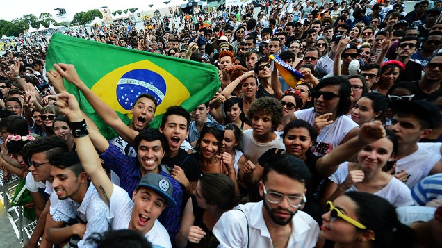 Movimentação do público durante o Festival Planeta Terra, no Campo de Marte em São Paulo