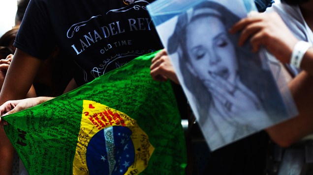 Fã carrega imagem da cantora Lana Del Rey durante o Festival Planeta Terra, no Campo de Marte em São Paulo