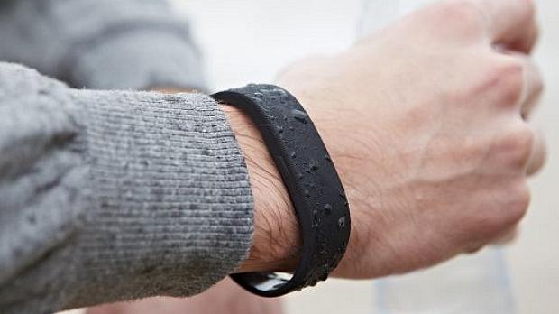 SmartBand, a pulseira inteligente da Sony, permite registrar informações sobre sono e atividades físicas