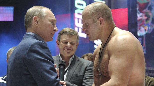 Vladimir Putin felicita Fedor Emelyanenko por vitória em combate