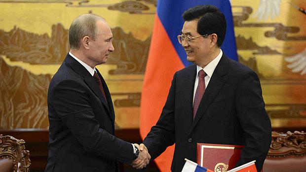 Putin aperta a mão do presidente chinês Hu Jintao