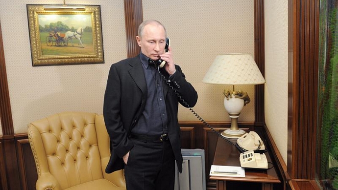 O primeiro-ministro russo e candidato presidencial Vladimir Putin na sede de sua campanha em Moscou