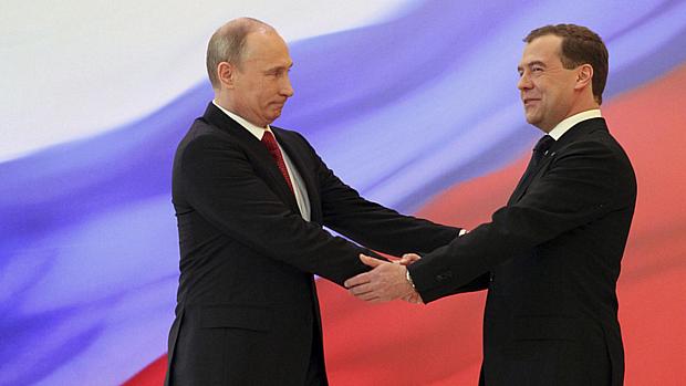 Putin cumprimenta Medvedev durante cerimônia de sua posse como presidente