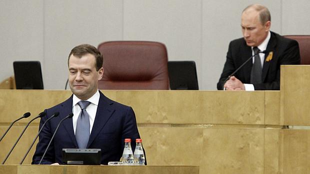 Medvedev e Putin durante uma sessão da Câmara dos Deputados em Moscou