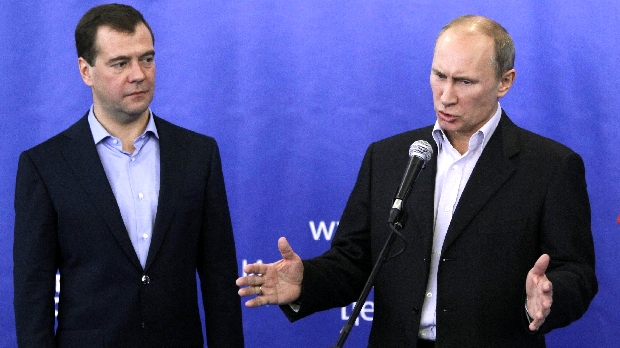 O premiê Vladimir Putin e o presidente Dimitri Medvedev dão entrevista sobre as eleições