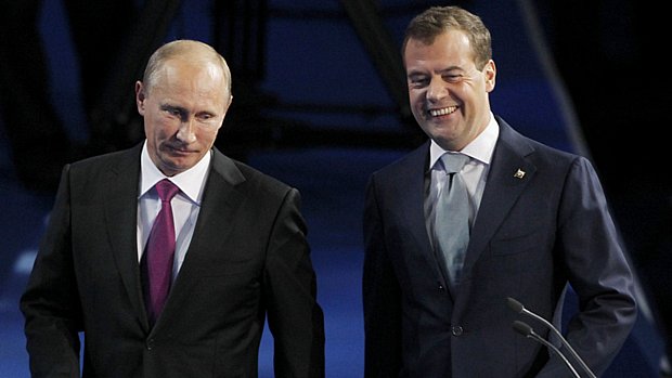 O primeiro-ministro Vladimir Putin e o presidente Dimitri Medvedev