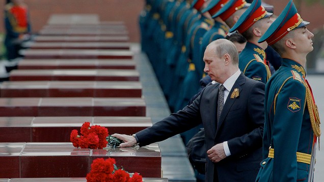 Presidente russo, Vladimir Putin assiste a cerimônia na tumba do Soldado desconhecido, que marca o 67º aniversário da vitória dos Aliados contra o Nazismo alemão na 2ª Guerra Mundial