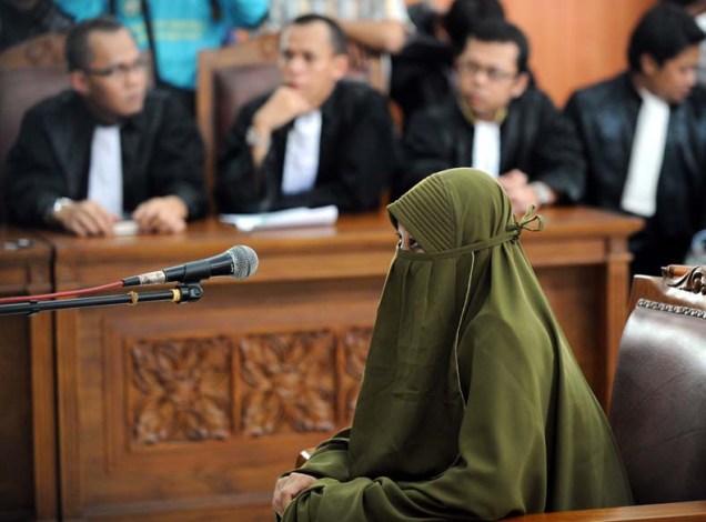 Putri Munawaroh, acusada de esconder terroristas que participaram de ataques a hotéis em Jacarta, ouve sua pena. Ela foi condenada a três anos de prisão