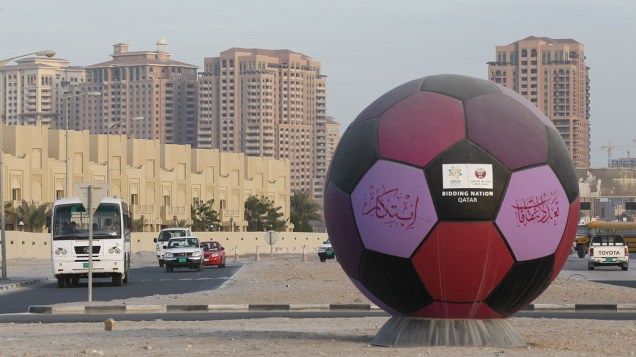 Prédios de escritórios e hotéis em fase de construção no distrito de West Bay, em Doha. As construções fazem parte dos preparativos para a Copa do Mundo de 2022