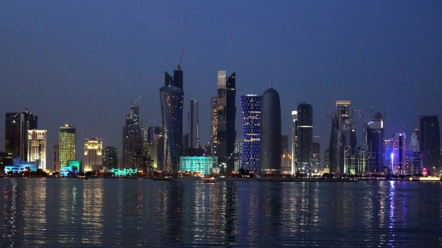 Visão geral dos arranha-céus e prédios em construção do distrito de West Bay, em Doha