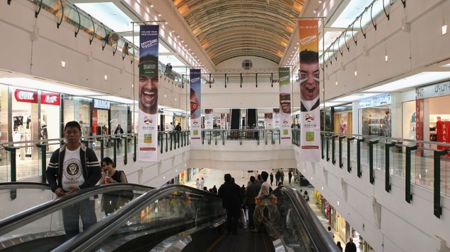 Interior do shopping City Centre, em Doha. Apesar da economia ter projeções de crescimento, o Qatar ainda é grande dependente de mão de obra estrangeira