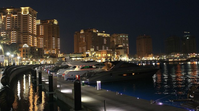 Vista geral do píer em Doha com iates de luxo ancorados