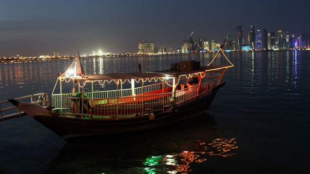 Dhau, barco tipicamente árabe na enseada de Doha