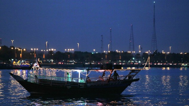 Barco árabe no porto de West Bay, em Doha