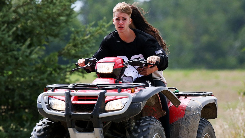 Foram divulgadas fotos do cantor Justin Bieber com a cantora Selena Gomez andando de ATV (quadricíclo)