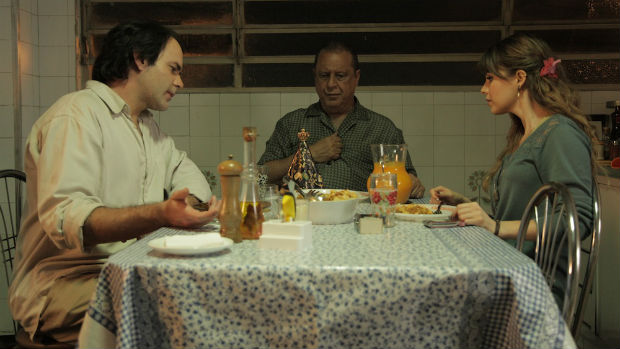 Cena do filme Quando Eu Era Vivo com Antonio Fagundes, Sandy e Marat Descartes