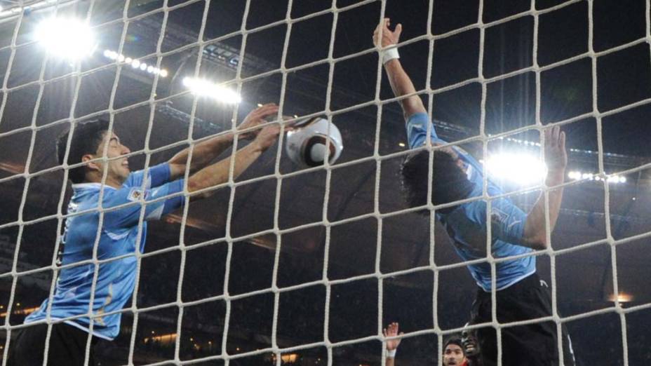 Atacante Luis Suarez defende a bola com mão na partida entre Gana e Uruguai