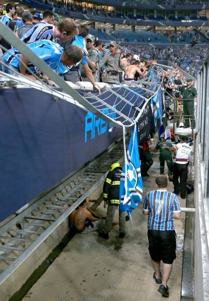 Alambrado não suporta "avalanche" da torcida do Grêmio no jogo contra a LDU, pela Libertadores, na nova Arena, em Porto Alegre