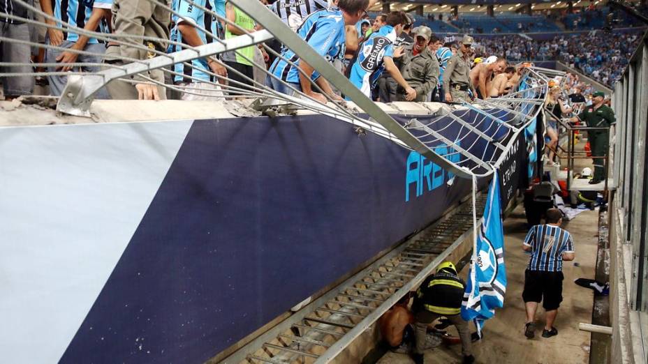 Alambrado não suporta "avalanche" da torcida do Grêmio no jogo contra a LDU, pela Libertadores, na nova Arena, em Porto Alegre