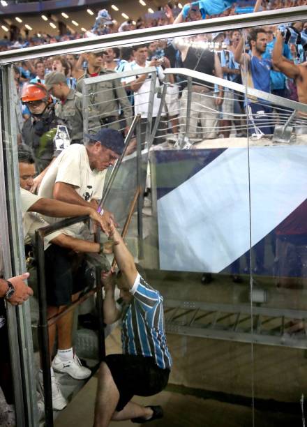 Alambrado não suporta "avalanche" da torcida do Grêmio no jogo contra a LDU, pela Libertadores, na nova Arena, em Porto Alegre