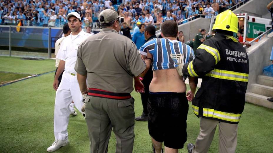 Alambrado não suporta "avalanche" da torcida do Grêmio no jogo contra a LDU, pela Libertadores, na nova Arena, em Porto Alegre