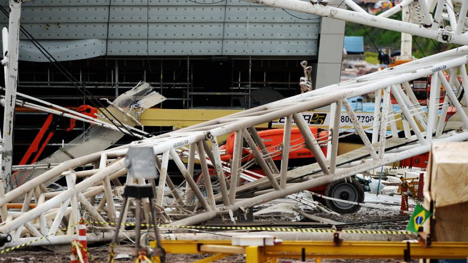 Queda de guindaste que posicionava estrutura metálica da cobertura, provoca destruição de parte da arquibancada do Itaquerão e deixa dois operários mortos - (27/11/2013)