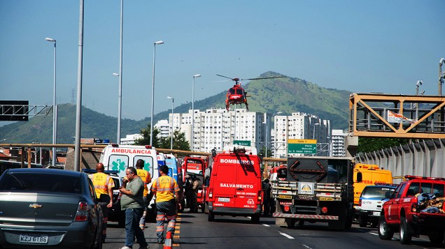 Caminhão derrubou uma passarela, na manhã desta terça-feira, por volta das 9h15, na Linha Amarela, uma das principais vias de acesso do Rio