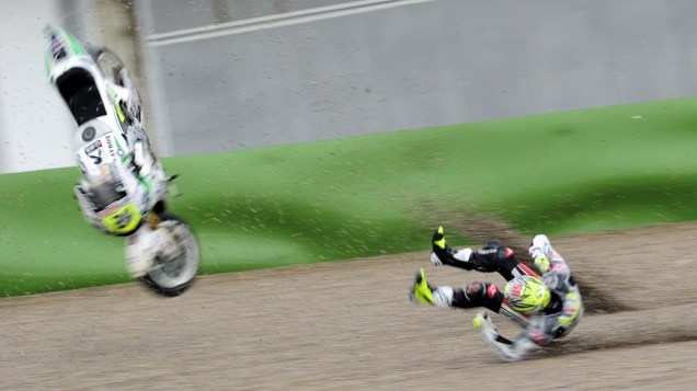 O espanhol Toni Elias cai durante o Grande Prêmio de Moto de Valência, em Cheste, Espanha