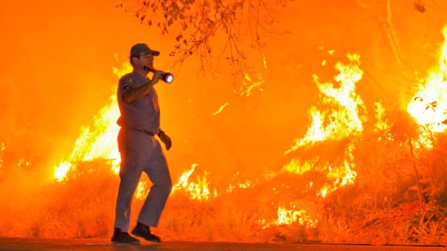 Bombeiro trabalha para conter incêndio no interior de São Paulo. A falta de chuva contribui para que o fogo se alastre em diversas regiões do país