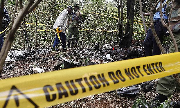 Destroços da queda do avião que matou o ministro do interior do Quênia, George Saitoti