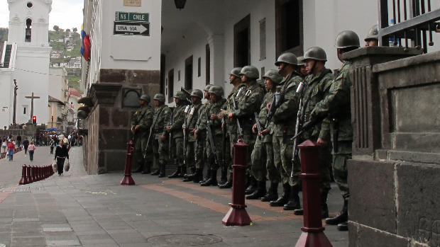 Militares no Palácio de Governo, em Quito