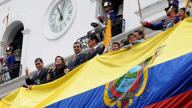 Rafael Correa com a bandeira do Equador