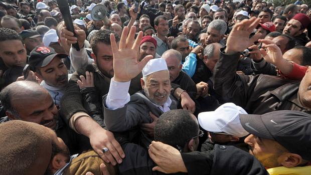 Mais de 1.000 pessoas foram ao principal aeroporto da Tunísia dar as boas-vindas a Ghannouchi