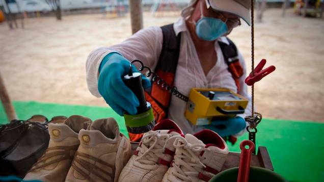 Membro do Greenpeace confere os níveis de radiação em escola primária na cidade de Fukushima, Japão