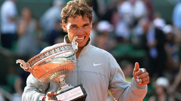 O tenista espanhol Rafael Nadal, número um mundial, venceu neste domingo (08) pela nona vez o torneio de Roland Garros, em Paris, ao derrotar na final o sérvio Novak Djokovic