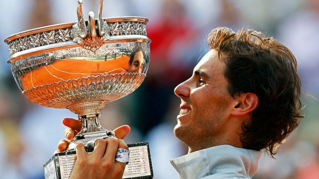 O tenista espanhol Rafael Nadal, número um mundial, venceu neste domingo (08) pela nona vez o torneio de Roland Garros, em Paris, ao derrotar na final o sérvio Novak Djokovic