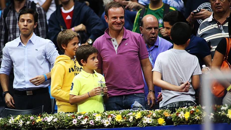 O piloto Rubens Barrichello foi para o Ginásio do Ibirapuera com os filhos, nesta quinta-feira (14)