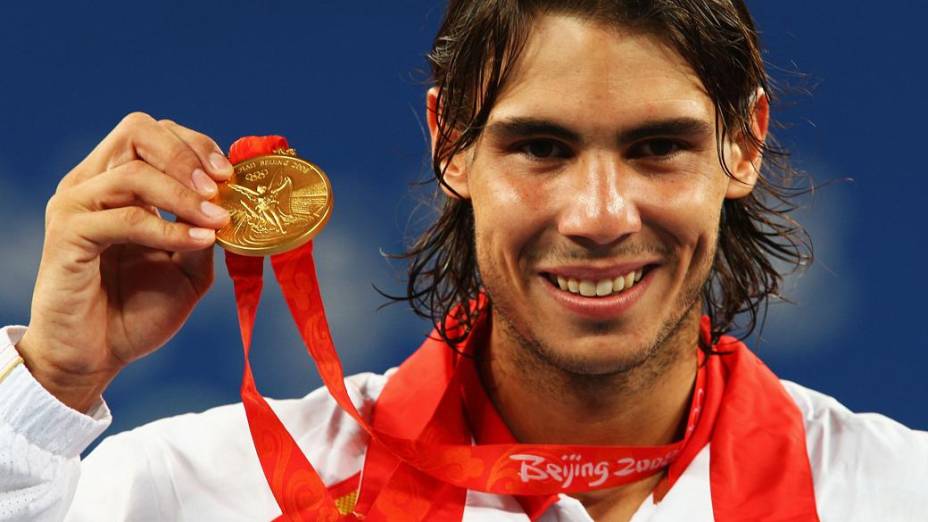 O espanhol Rafael Nadal com o ouro conquistado em Pequim-2008