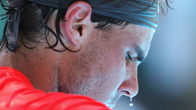 No quarto dia do Torneio Aberto de Tênis da Austrália, em Melbourne, o espanhol Rafael Nadal faz uma pausa durante a partida eliminatória contra o americano Ryan Sweeting