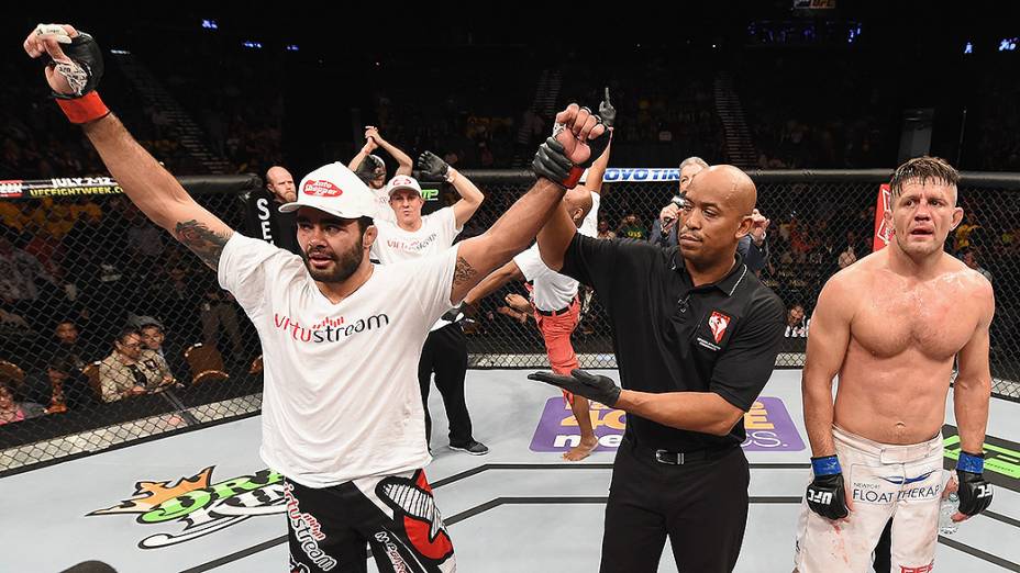 Rafael Sapo vence Tom Watson por decisão unânime dos juízes, no UFC 183, em Las Vegas
