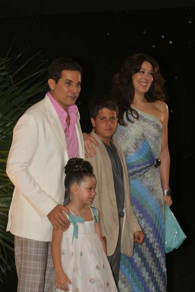 Em 2008, Claudia Raia preparou uma festa surpresa para os 50 anos de Edson Celulari. Na foto, eles com os filhos Enzo e Sophia