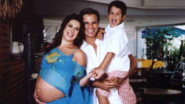 Em 2002, a atriz grávida de Sophia, com Celulari e Enzo