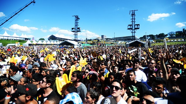 Público assiste ao show dos Raimundos no segundo dia do Festival Lollapalooza 2014 no Autódromo de Interlagos, em São Paulo